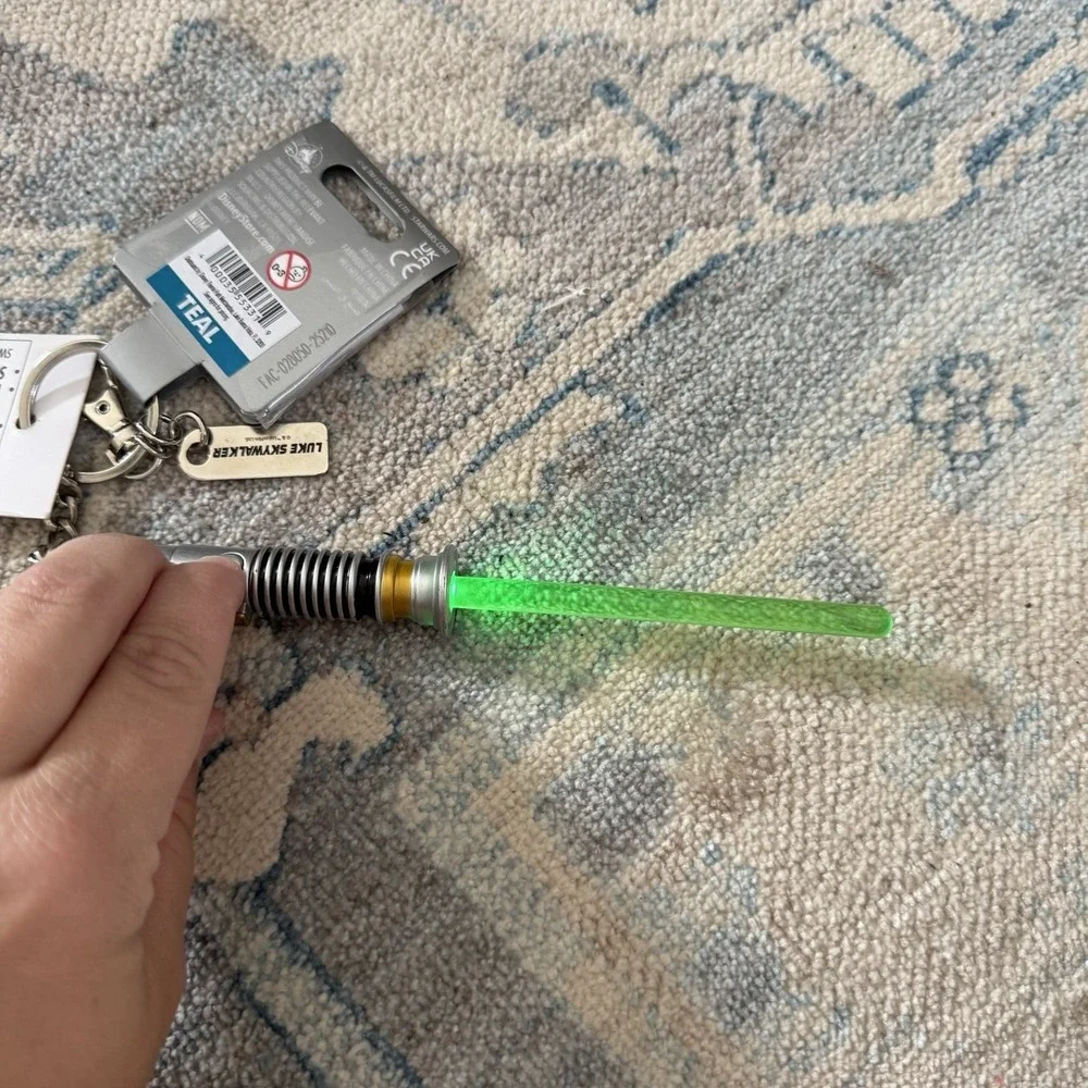Disney Parks Star Wars Luke Skywalker Green Lightsaber Light Up Keychain